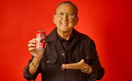 Coca-Cola lança segunda fase de sua campanha para a Copa do Mundo da FIFA 26™ com filme narrado por Galvão Bueno e latas colecionáveis